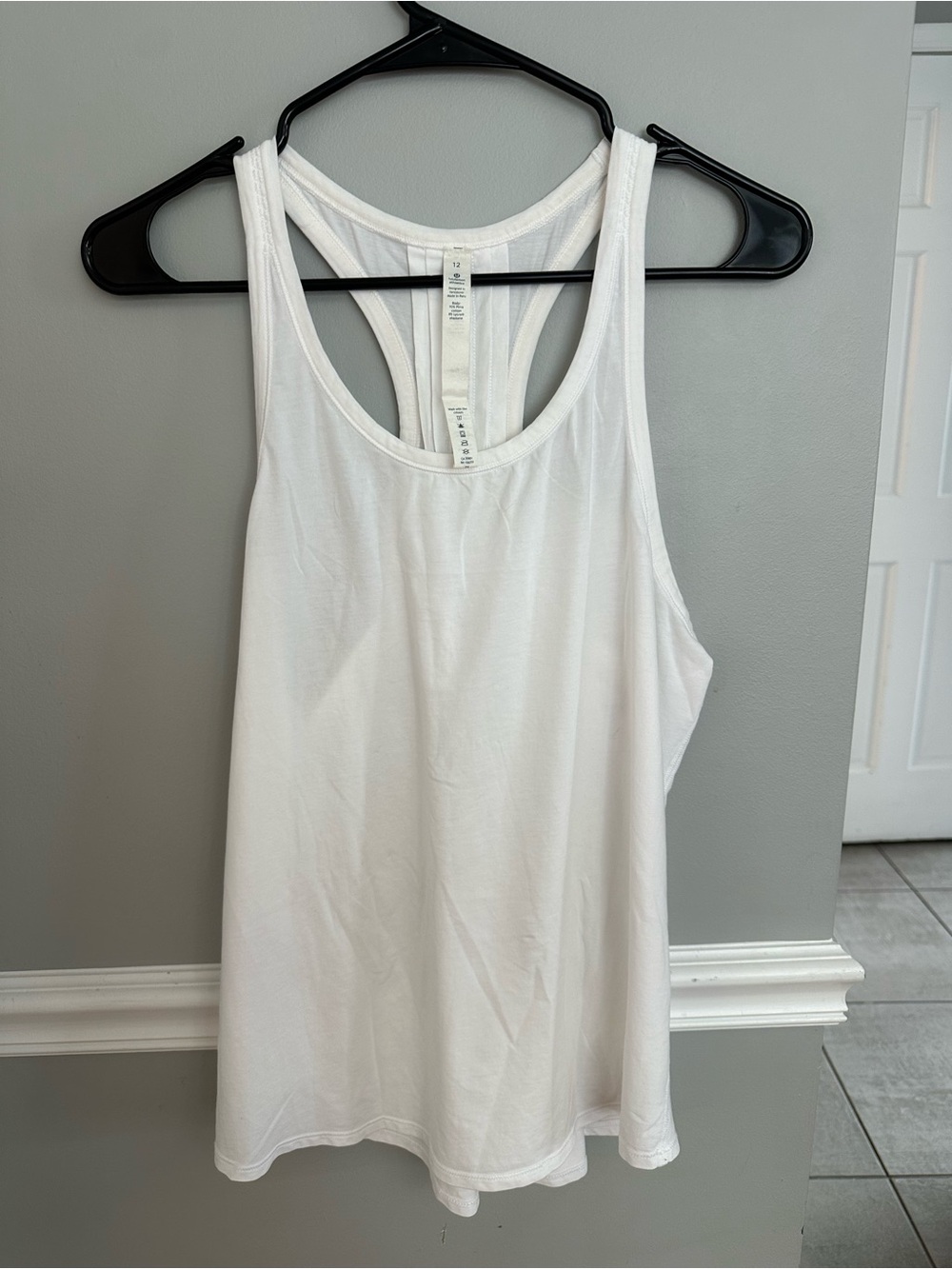 Lululemon white Racerback Tank
SIZE 12

Great condition!!